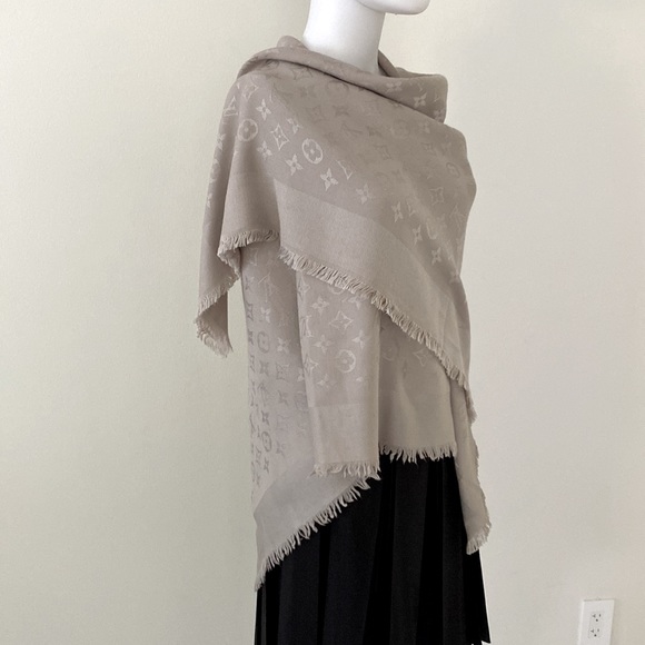 Louis Vuitton LV Logo Large Scarf - Picture 6 of 9